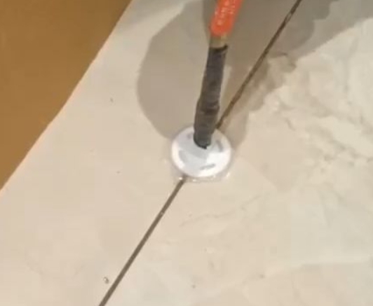 张店瓷砖空鼓维修公司专业解答瓷砖在铺贴过程中，如果没有涂抹均匀到位的粘结材料（如水泥砂浆或瓷砖胶），可能会导致以下问题