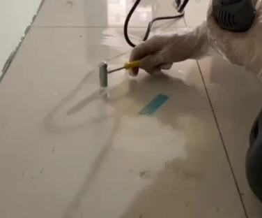 张店瓷砖开裂维修公司专业分享瓷砖在铺贴前如果没有沥干水分，将会导致以下问题
